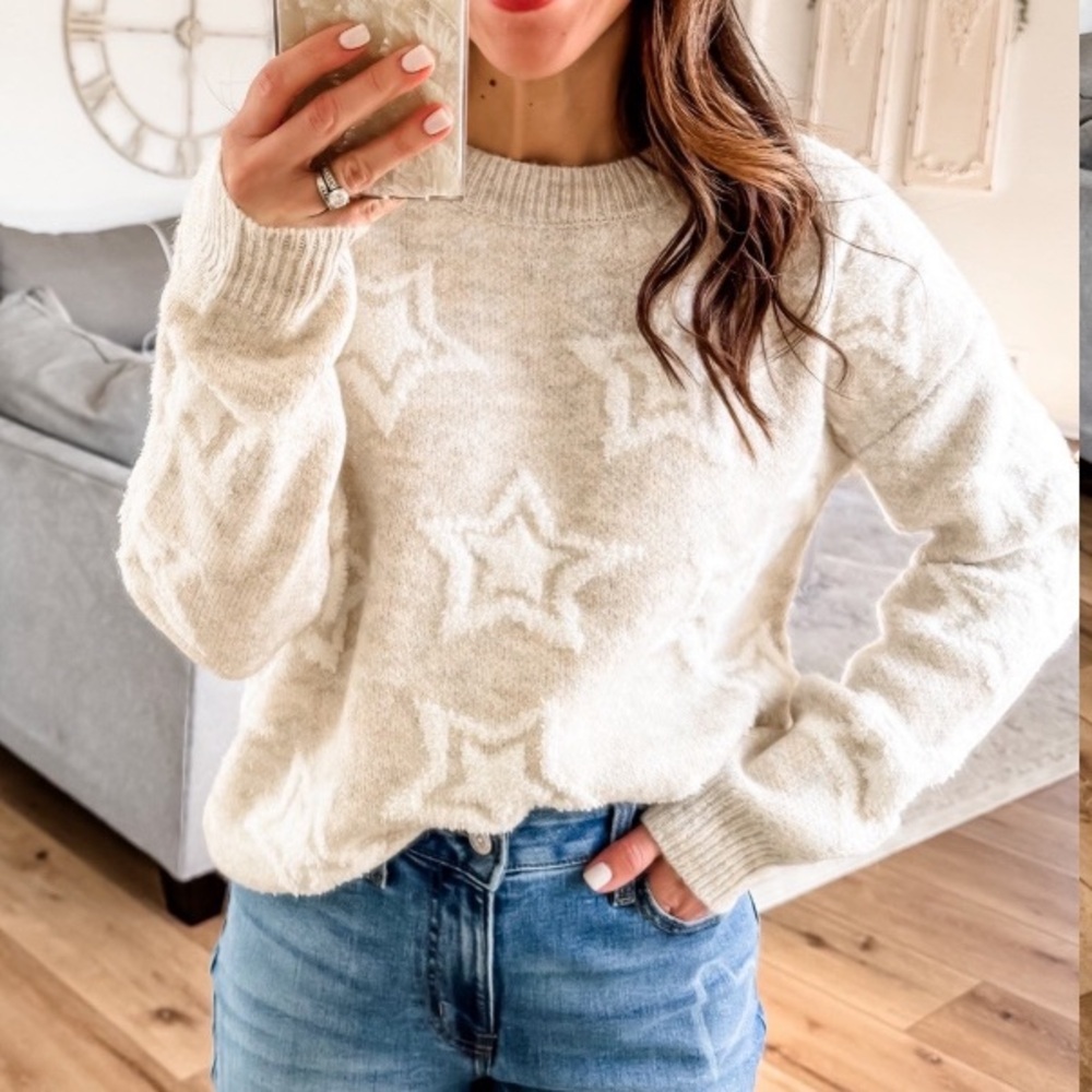 Gray & cream crew neck sweater. Embellished with white fluffy stars⭐️